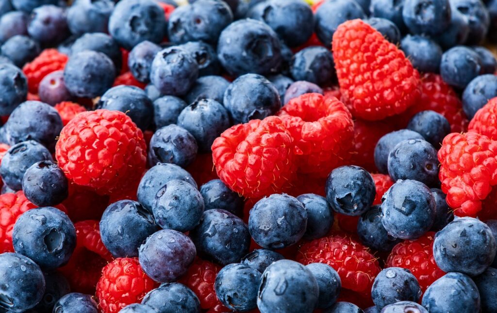 Plusieurs framboise et bleuet l'es un sur les autres