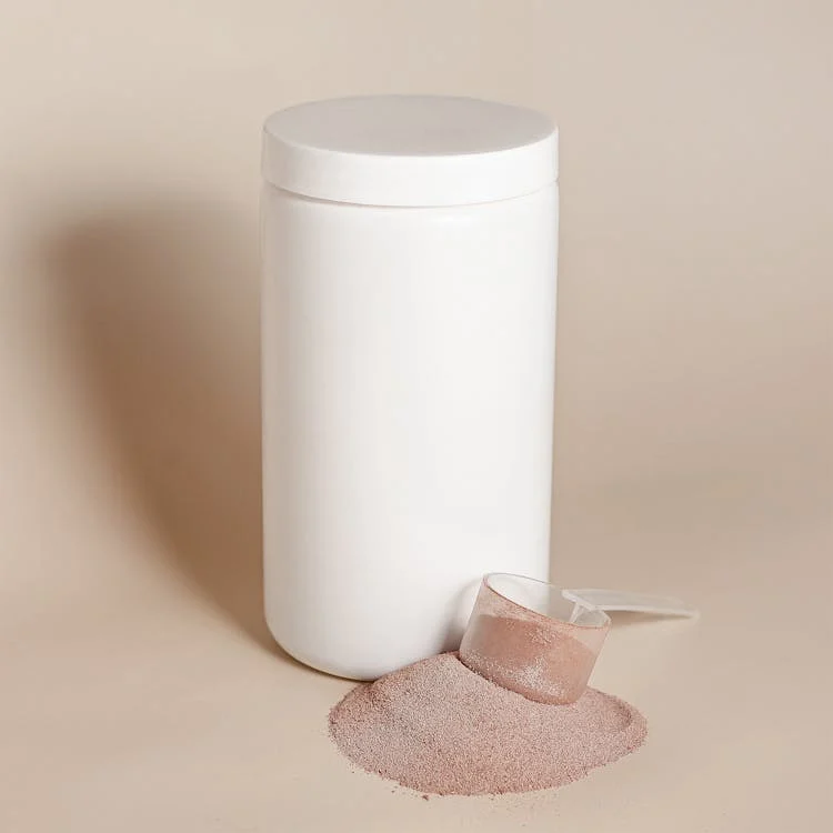 Un petit pot à mesurer avec de la protéine en poudre au chocolat