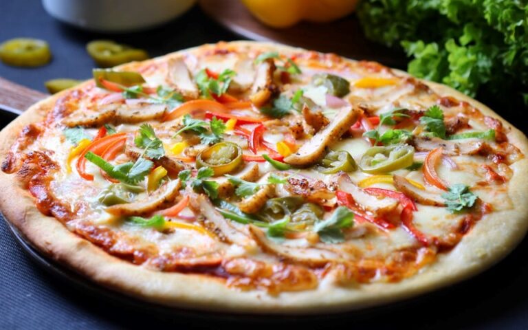 Pizza épicée aux poulets et aux légumes