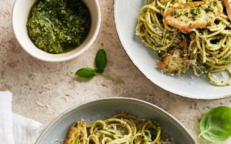 Plat de pâte aux pesto et aux poulets